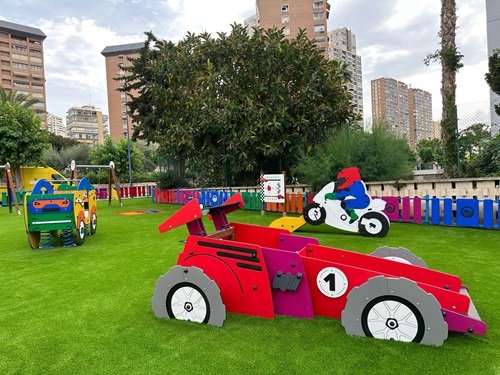 Parque infantil con césped artificial y suelo de seguridad