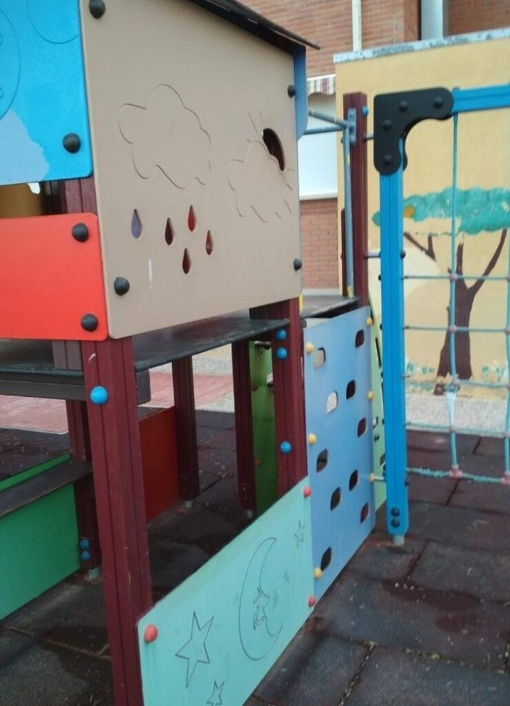 Técnico de mantenimiento revisando un parque