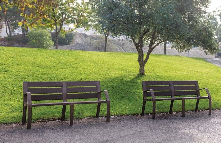 Bancos de madera en un parque