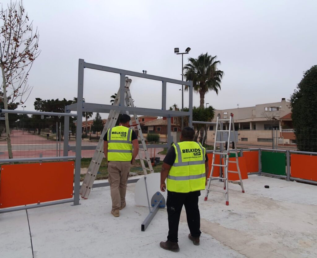 Equipo de montaje instalando un parque