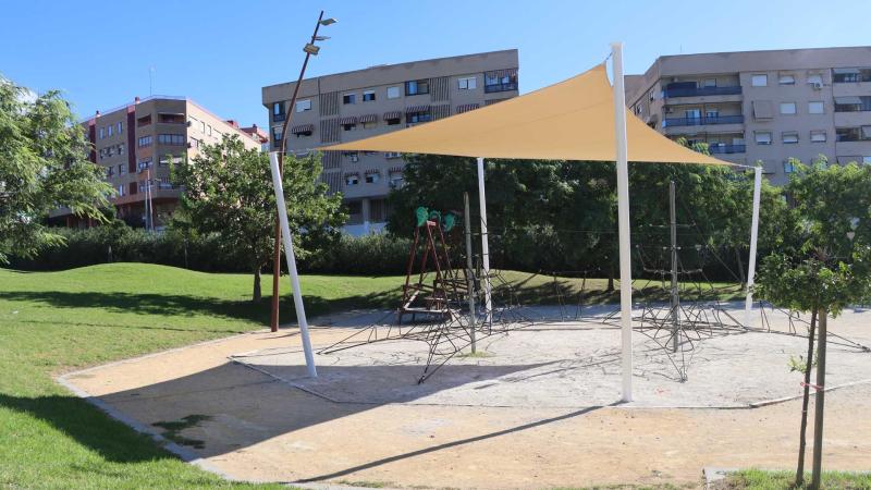 Benidorm finaliza la instalación de sombras artificiales en las zonas de columpios del parque de Foietes