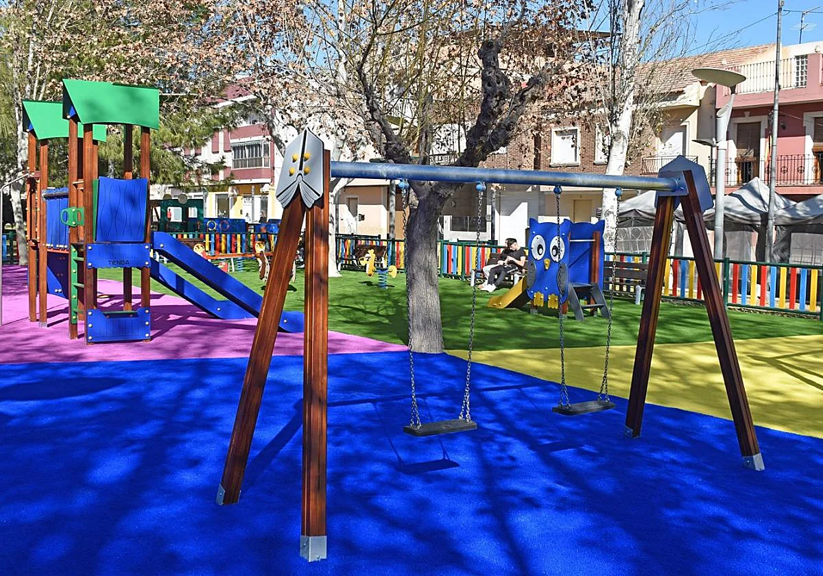 El parque de la Constitución de Las Torres de Cotillas estrena juegos infantiles