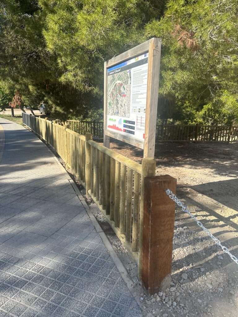Valla de madera de rollizo junto a un camino
